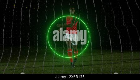 Image de formes géométriques au néon tournant sur un joueur de football afro-américain Banque D'Images