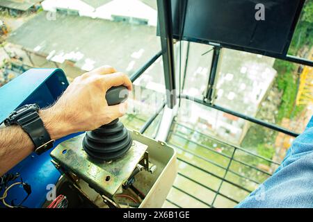 Réparation et mise en service de grues à tour sur joysticks et systèmes électriques Banque D'Images