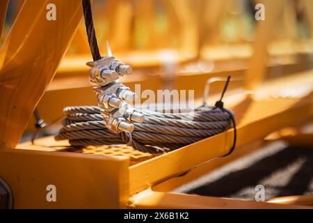 grue à poignée à élingue préparation de l'installation de la grue à tour sur les chantiers. il y a des élingues sur la photo. Banque D'Images