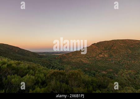 Wilpena Pound flinders Ranges Australie méridionale au coucher du soleil Banque D'Images