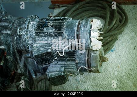 ventilateur d'un treuil motorisé pour le chauffage par ventilation sur le chantier de construction. Banque D'Images