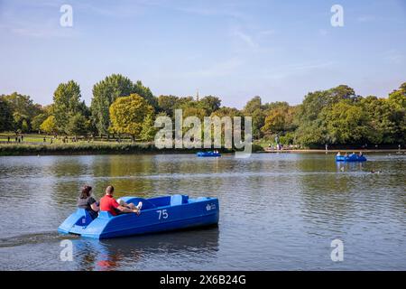 Hyde Park London, couple pédalez leur pédalo sur le Serpentine à Londres, pendant septembre 2023 canicule, Londres, Angleterre, Royaume-Uni Banque D'Images