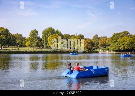 Hyde Park London, couple pédalez leur pédalo sur le Serpentine à Londres, pendant septembre 2023 canicule, Londres, Angleterre, Royaume-Uni Banque D'Images