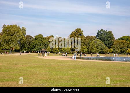 L'étang rond dans les jardins de Kensington en face du palais de Kensington a été créé en 1730 par George 11, Londres le jour chaud d'automne, Angleterre, Royaume-Uni, 2023 Banque D'Images