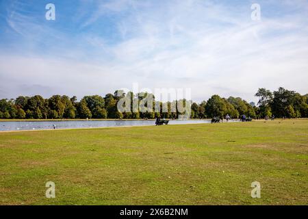 L'étang rond dans les jardins de Kensington en face du palais de Kensington a été créé en 1730 par George 11, Londres le jour chaud d'automne, Angleterre, Royaume-Uni, 2023 Banque D'Images