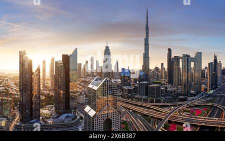 Skyline de Dubaï au coucher du soleil avec trafic - vue aérienne, Émirats arabes Unis Banque D'Images