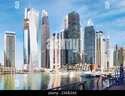 Luxe Dubai Marina canal et promenade dans la belle journée d'été, Dubaï, Émirats arabes Unis Banque D'Images