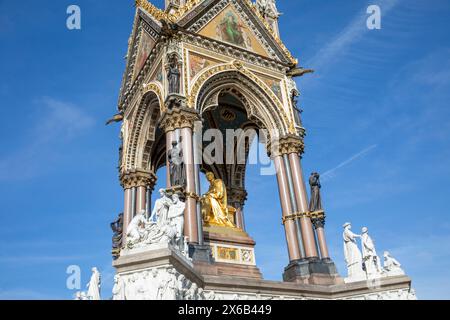 Albert Memorial à Kensington Gardens London, Grade 1 monument classé du patrimoine commandé par la reine Victoria avec statue du Prince Albert visible Banque D'Images