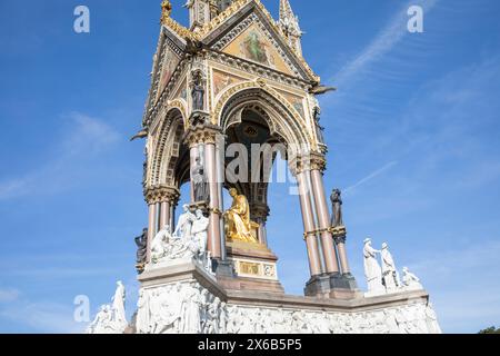 Albert Memorial à Kensington Gardens London, Grade 1 monument classé du patrimoine commandé par la reine Victoria avec statue du Prince Albert visible Banque D'Images