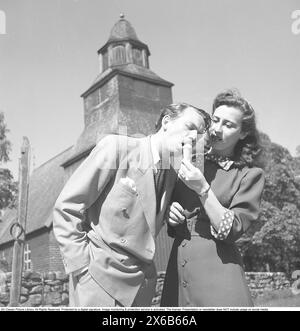 La crème glacée dans les années 1940 Stig Olin, 1920-2008, acteur suédois, réalisateur. Ici avec sa femme Brita Holmberg à Skansen à Stockholm mangeant de la crème glacée en 1945. Kristoffersson réf. O128-3 Banque D'Images