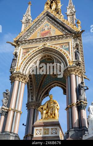 Albert Memorial à Kensington Gardens London, Grade 1 monument classé du patrimoine commandé par la reine Victoria avec statue du Prince Albert visible Banque D'Images