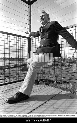 Mel Brooks. Réalisateur et acteur américain né en 1926. Photo 1974 lors de la visite de la Suède et de l'ascenseur Katarina, un ascenseur de passagers à Stockholm dans la région de Slussen. Il est photographié lorsqu'il est au plus haut niveau de la plate-forme et blague comme s'il avait peur des hauteurs. Kristoffersson ref 10-24 Banque D'Images