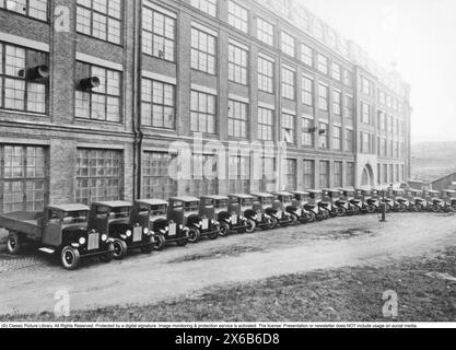 Volvo dans les années 1920 L'extérieur de l'usine Volvo et de l'entreprise. La toute première voiture Volvo a quitté l'usine le 14 avril 1927 et est une date importante dans l'histoire de Volvo. L'usine Volvo était située à Lundby à Gothenburg. Photo : camions Volvo à l'extérieur du bâtiment de l'usine. Banque D'Images