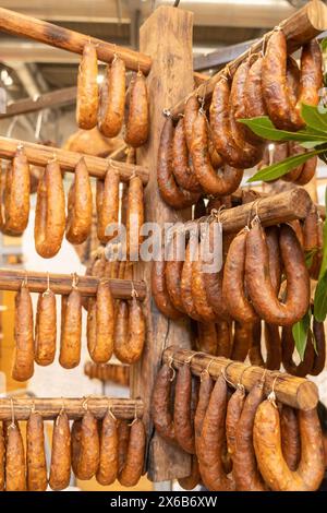 Saucisses fumées typiques à une foire populaire dans le nord du Portugal. Montalegre, Feira do Fumeiro Banque D'Images