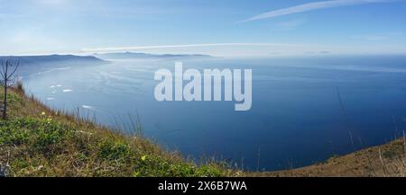 Vue panoramique de la baie de la mer Tyrrhénienne vue du point de vue Monte Sant'Elia fumée s'élevant du volcan actif Etna en Sicile, Palmi, Calabre, Italie Banque D'Images