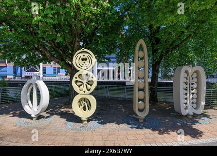 Quatre sculptures d'épices debout d'Andrew Rowe, Heather Parnell et David Mackie à l'angle de Tudor Street et Fitzhamon Embankment, Cardiff, pays de Galles Banque D'Images