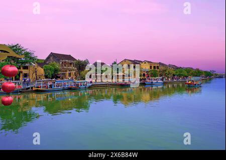Lever de soleil sur la promenade du front de mer à Hoi an, Vietnam Banque D'Images