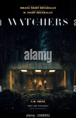 The Watched (2024) réalisé par Ishana Shyamalan avec Dakota Fanning, Georgina Campbell et Olwen Fouéré. Une jeune artiste se retrouve bloquée dans une vaste forêt immaculée de l'ouest de l'Irlande, où, après avoir trouvé refuge, elle se retrouve piégée aux côtés de trois étrangers, traquée par de mystérieuses créatures chaque nuit. Affiche US Advance.***USAGE ÉDITORIAL SEULEMENT*** crédit : BFA / Warner Bros Banque D'Images