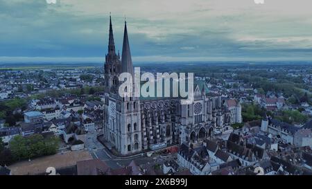 Vidéo aérienne par drone de la Cathédrale Notre-Dame de Chartres Chartres France Cathédrale gothique haute tours disparates vitraux célèbres Banque D'Images