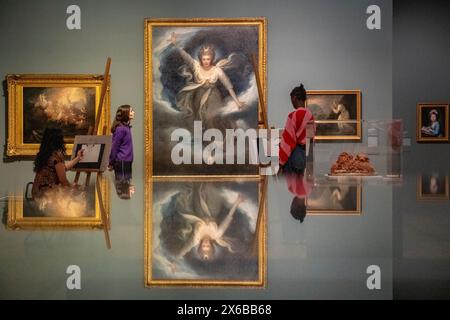 Londres, Royaume-Uni. 14 mai 2024. Les étudiants de la Slade School of Fine Art, voient (C) Georgiana, Duchesse du Devonshire, comme Cynthia, de Maria Cosway, 1784, en avant-première de la nouvelle exposition de Tate Britain « Now You See US : Women Artists in Britain, 1520 – 1920 ». L'exposition se déroule du 16 mai au 13 octobre 2024. Credit : Stephen Chung / Alamy Live News Banque D'Images