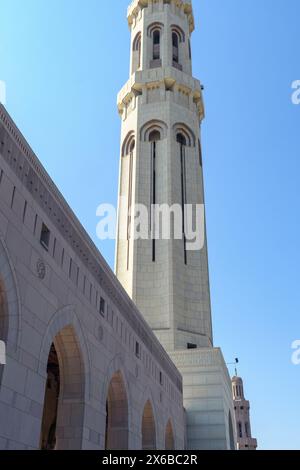 Le minaret de la mosquée, phare de la foi, gravé contre le ciel. Banque D'Images