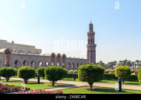 Une vue sereine de l'emblématique Grande Mosquée du Sultan Qaboos à Mascate, Oman, mettant en valeur son architecture islamique complexe au milieu de jardins verdoyants Banque D'Images