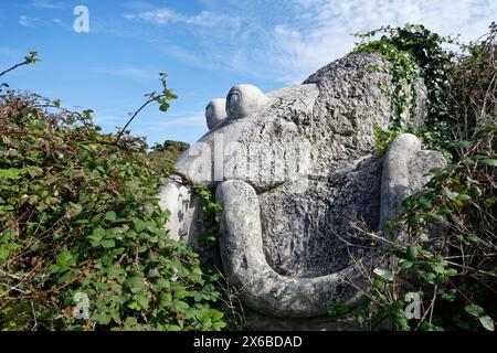 Sculpture de poulpe sculptée dans la pierre de Portland au tout Quarry sculpture Park, île de Portland, Dorset, Royaume-Uni, octobre 2023. Banque D'Images