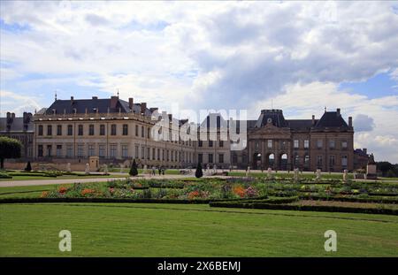 Jardins à la française du Château de Luneville dit « le Versailles Lorrain ». Luneville, Lorraine, France Banque D'Images