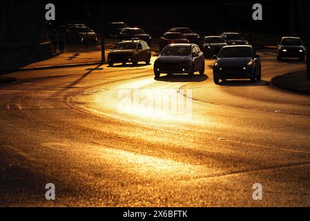 Beaucoup de voitures sur la route tournent Banque D'Images