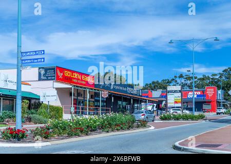 Magasins et Auto One garage sur la route de Canning entrant dans Kalamunda une ville et banlieue est de Perth, Australie occidentale,. Banque D'Images