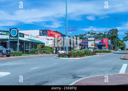 Magasins et Auto One garage sur la route de Canning entrant dans Kalamunda une ville et banlieue est de Perth, Australie occidentale,. Banque D'Images