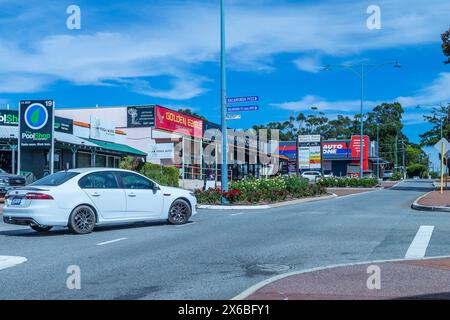 Magasins et Auto One garage sur la route de Canning entrant dans Kalamunda une ville et banlieue est de Perth, Australie occidentale,. Banque D'Images