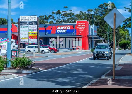 Auto One garage sur la route de Canning entrant dans Kalamunda une ville et banlieue est de Perth, Australie occidentale,. Banque D'Images