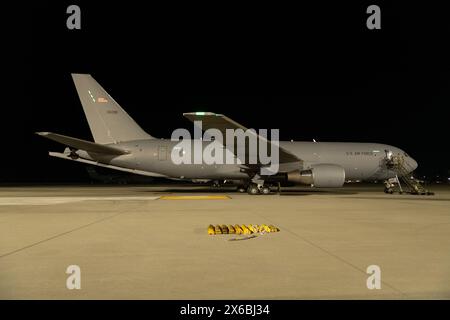 Un KC-46A Pegasus de l'US Air Force, un avion-citerne de ravitaillement aérien affecté au 6e escadron de ravitaillement aérien, est assis sur la ligne de vol avant e Banque D'Images