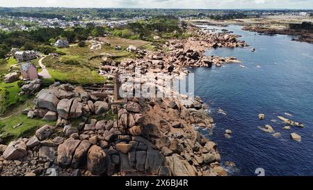 Vidéo aérienne par drone de Ploumanac'h Perros-Guirec en France, la côte emblématique de la Côte de Granit Rose avec d'énormes formations rocheuses roses sculptées Mean Ruz Banque D'Images
