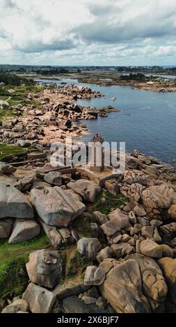 Imagerie par drone du Phare de Men Ruz Ploumanac'h Perros-Guirec France, phare iconique en granit rose perché sur des formations rocheuses escarpées Banque D'Images