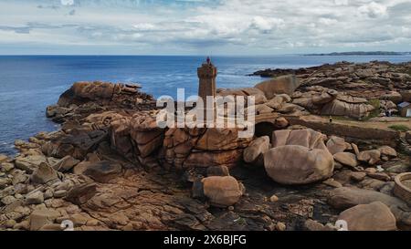 Imagerie par drone du Phare de Men Ruz Ploumanac'h Perros-Guirec France, phare iconique en granit rose perché sur des formations rocheuses escarpées Banque D'Images