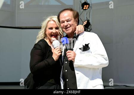 Andrea und Wilfried Peetz Duo Peetz BEI der Sommergarten-Show auf der Freilichtbühne im Stadtpark. Beelitz, 12.05.2024 *** Andrea et Wilfried Peetz Duo Peetz au salon de jardin d'été sur la scène en plein air du parc municipal de Beelitz, 12 05 2024 Foto:XM.xWehnertx/xFuturexImagex sommergarten 4546 Banque D'Images