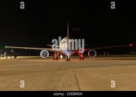 Un KC-46A Pegasus de l'US Air Force, un avion-citerne de ravitaillement aérien affecté au 6e escadron de ravitaillement aérien, est assis sur la ligne de vol avant e Banque D'Images