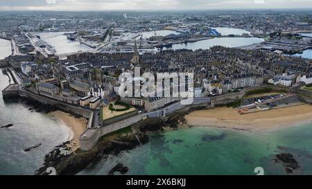 Vidéo aérienne par drone de la ville historique fortifiée des corsaires de Saint-Malo en France avec d'énormes remparts en granit, architecture de la vieille ville d'Intramuros Banque D'Images