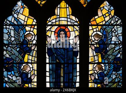 L'Assomption de Marie vitrail. Banque D'Images