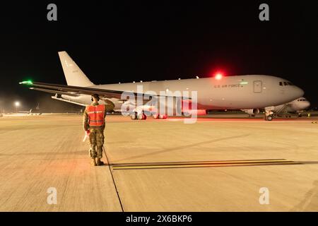 Airman de 1st Class Mason Hodge, chef d'équipage du 660th Aircraft maintenance Squadron KC-46A Pegasus, marshale un KC-46 sur la voie de circulation à Travis Banque D'Images