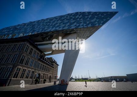 'The havenhuis' (Port Authority Building/Port House), dans la zone 'Eilandje', dans le port d'Anvers, mardi 14 mai 2024. Le bâtiment est conçu par l'architecte anglo-irakien Zaha Hadid. BELGA PHOTO JASPER JACOBS Banque D'Images