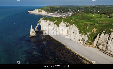 Vidéo aérienne par drone des Falaises d'Etretat Étretat France falaises de craie blanches dramatiques comportant des arches naturelles, aiguille rocheuse monumentale Banque D'Images