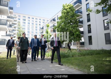 14 mai 2024, Berlin : Klara Geywitz (SPD, g-d), ministre fédéral du logement, du développement urbain et de la construction, Guillaume Kasbarian, ministre français du logement, Christian Gaebler (SPD), sénateur berlinois du développement urbain, de la construction et du logement, Steffen Helbig, directeur général de la société municipale de logement WBM Wohnungsbaugesellschaft Berlin-Mitte mbH, se promène côte à côte lors d’une visite d’un nouveau quartier résidentiel à Berlin Mitte. Une conférence franco-allemande sur le logement, le développement urbain et la construction aura lieu à Berlin les 13 et 14 mai. Photo : Sebastian Christoph Gollnow/ Banque D'Images