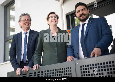 14 mai 2024, Berlin: Christian Gaebler (SPD, g-d), sénateur berlinois pour le développement urbain, la construction et le logement, Klara Geywitz (SPD), ministre fédéral du logement, du développement urbain et de la construction, et Guillaume Kasbarian, ministre français du logement, se tiennent côte à côte lors d'une visite d'un nouveau quartier résidentiel à Berlin Mitte. Une conférence franco-allemande sur le logement, le développement urbain et la construction aura lieu à Berlin les 13 et 14 mai. Photo : Sebastian Christoph Gollnow/dpa Banque D'Images