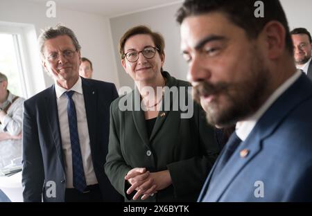 14 mai 2024, Berlin : Christian Gaebler (SPD, g-d), sénateur berlinois pour le développement urbain, la construction et le logement, Klara Geywitz (SPD), ministre fédéral du logement, du développement urbain et de la construction, voient Guillaume Kasbarian, ministre français du logement, lors d'une visite d'un nouveau quartier résidentiel à Berlin Mitte. Une conférence franco-allemande sur le logement, le développement urbain et la construction aura lieu à Berlin les 13 et 14 mai. Photo : Sebastian Christoph Gollnow/dpa Banque D'Images