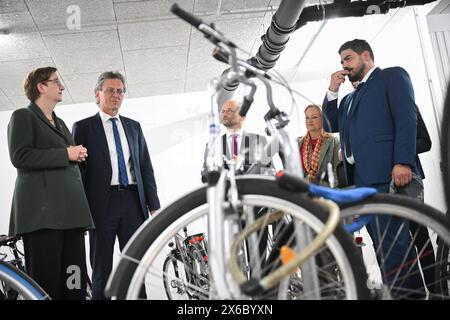 14 mai 2024, Berlin: Klara Geywitz (SPD, g-d), ministre fédéral du logement, du développement urbain et de la construction, Christian Gaebler (SPD), sénateur berlinois du développement urbain, de la construction et du logement, et Guillaume Kasbarian, ministre français du logement, se tiennent dans une cave à vélos lors d’une visite d’un nouveau quartier résidentiel de Berlin Mitte. Une conférence franco-allemande sur le logement, le développement urbain et la construction aura lieu à Berlin les 13 et 14 mai. Photo : Sebastian Christoph Gollnow/dpa Banque D'Images