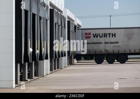 14 mai 2024, Bade-Württemberg, Kupferzell : un camion se trouve sur une rampe de chargement de l'entrepôt central extérieur. Würth a présenté son bilan de l'exercice précédent. Photo : Marijan Murat/dpa Banque D'Images