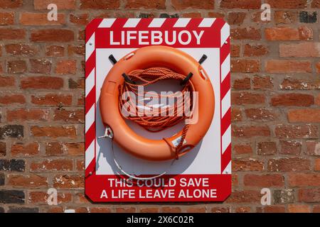 Bouée de sauvetage située sur un mur de briques dans le bassin de Diglis, Worcester, qui fait partie du canal de Birmingham Worcester. Banque D'Images